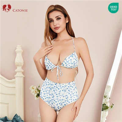 Niebieski kwiatowy kostium kąpielowy